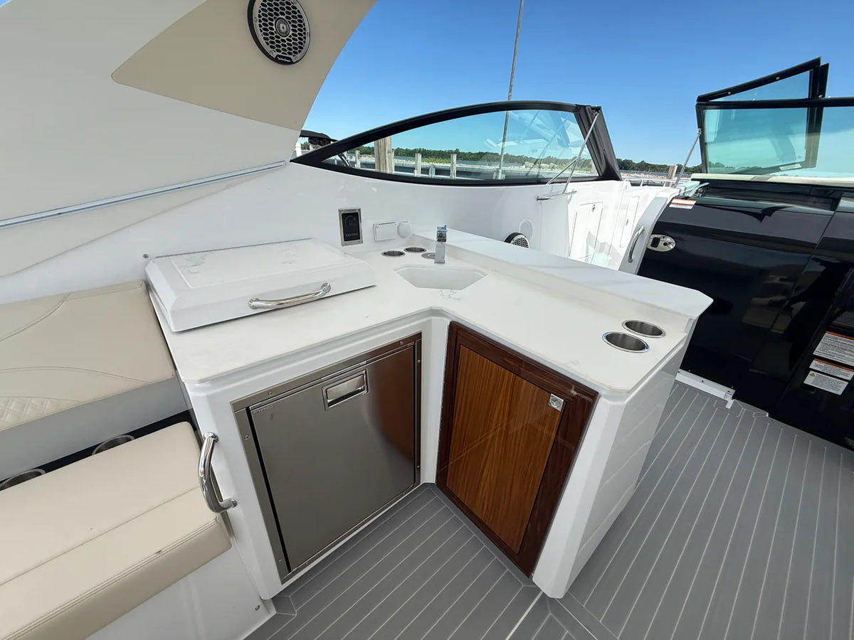 2027 Cruisers Yachts 38 GLS Outboard 38.0 feet, Clearwater, Florida #4